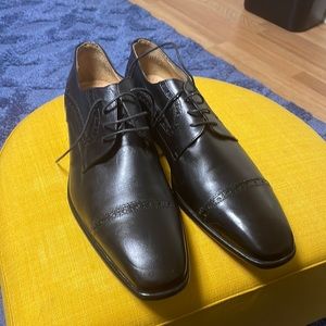 Mens size 13 black wing tip lace up shoes